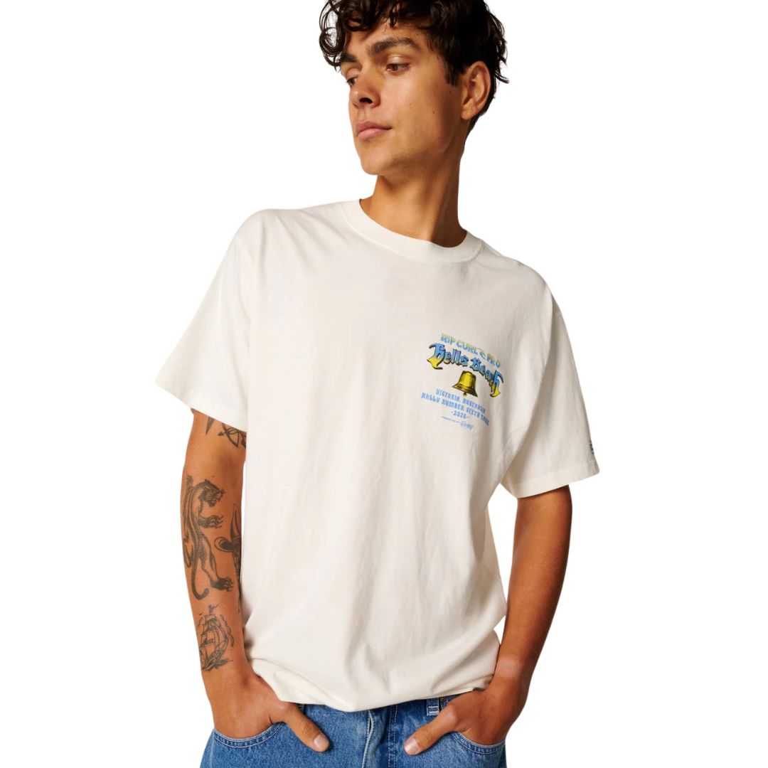 Rip Curl Bells Pro 26 Bell Logo S/S Tee camiseta manga corta color bone vista frontal modelo.