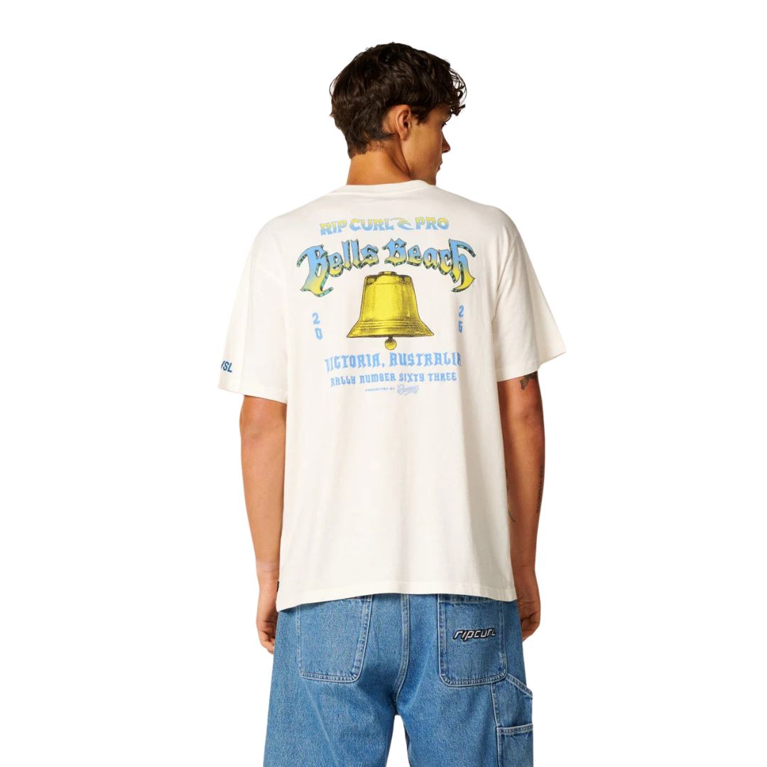 Rip Curl Bells Pro 26 Bell Logo S/S Tee camiseta color bone vista trasera con gráfico Bells Beach y campana.