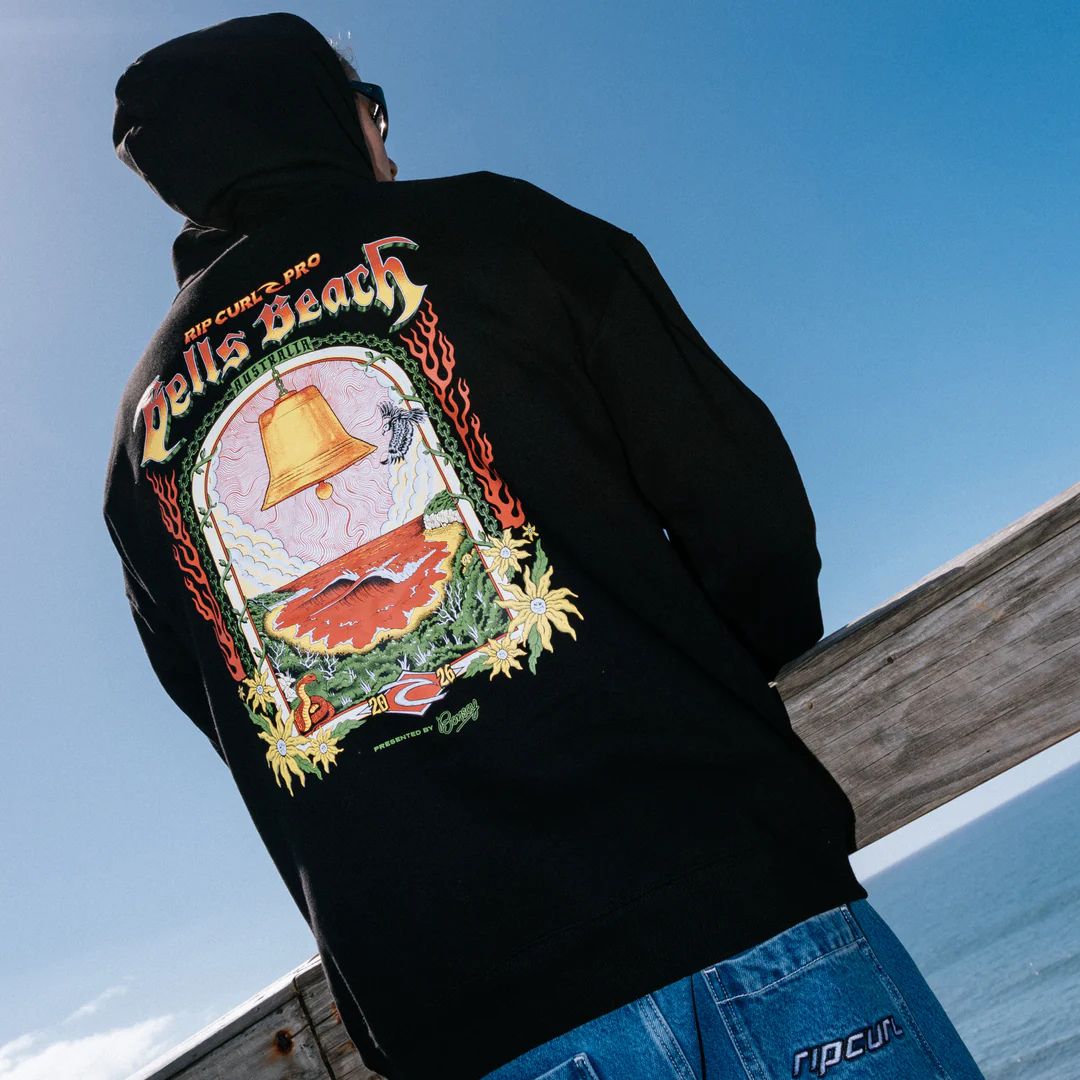 Rip Curl Bells Pro 26 Hoodie sudadera surf negra vista trasera con gráfico Bells Beach Pro en la espalda.