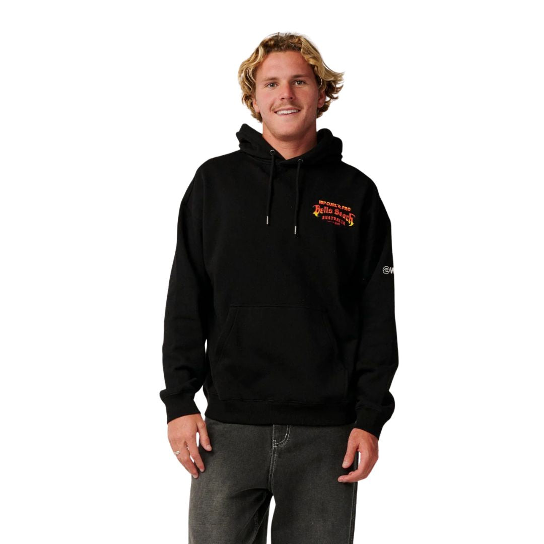 Rip Curl Bells Pro 26 Hoodie sudadera negra hombre estilo surf vista frontal con capucha.