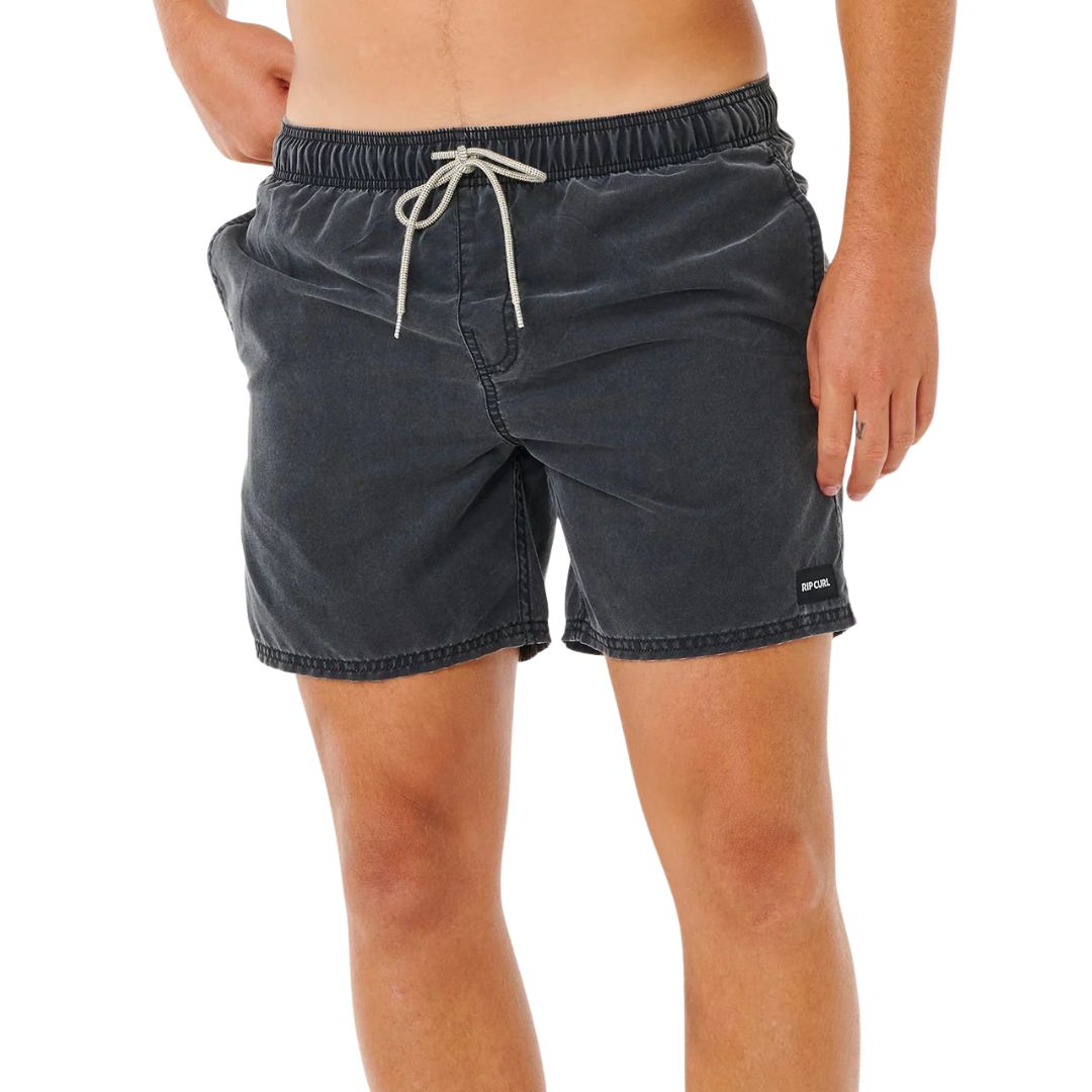 Bañador Rip Curl Boardshort Offset Washed Volley 16" negro, vista lateral izquierda con etiqueta tejida, costuras decorativas y acabado washed uniforme.