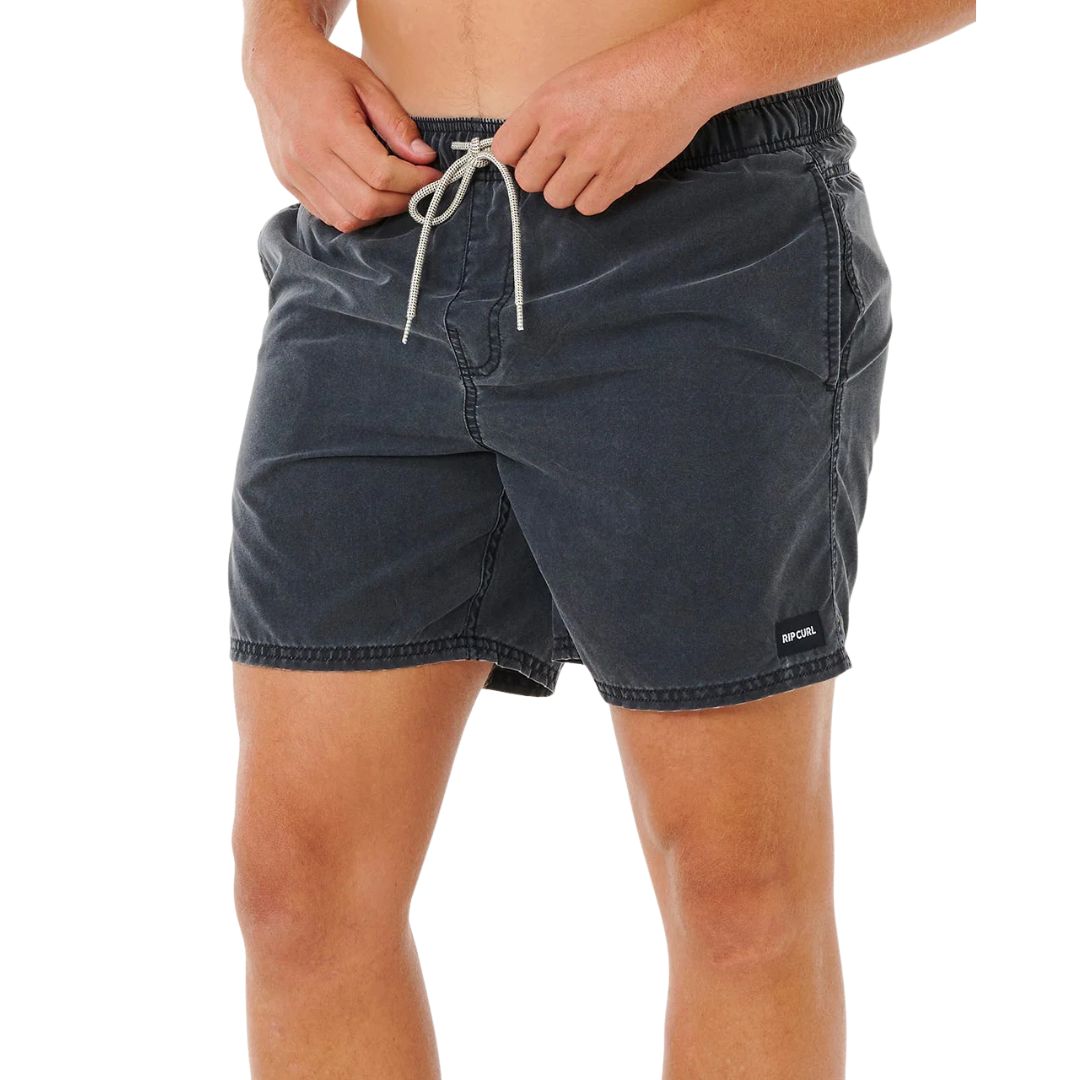 Bañador Rip Curl Boardshort Offset Washed Volley 16" negro, vista lateral con efecto lavado enzimático, cordón blanco y etiqueta tejida Rip Curl.