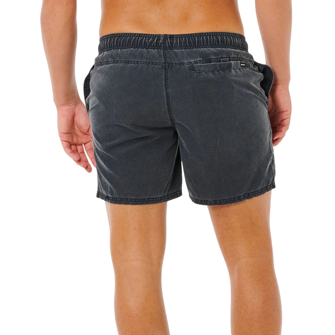 Vista trasera del bañador Rip Curl Offset Washed Volley 16" negro con efecto washed, cintura elástica fruncida y bolsillo trasero con velcro.