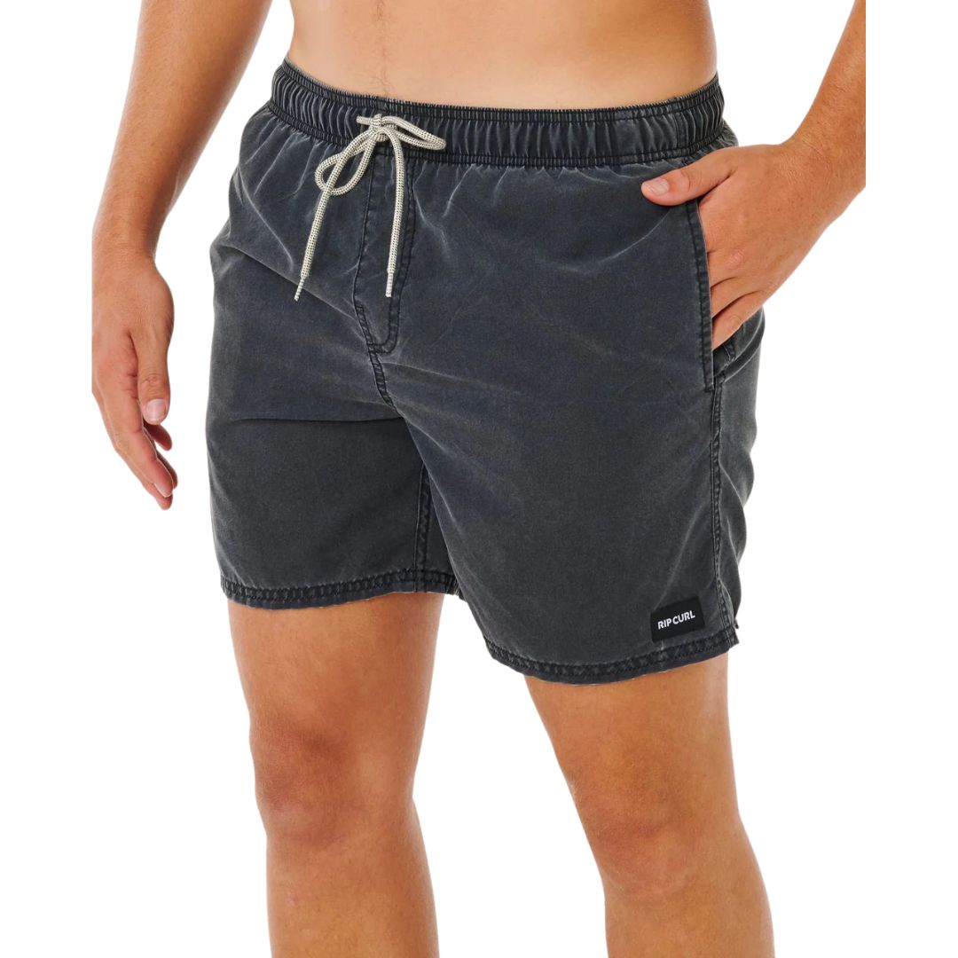 Bañador surf hombre Rip Curl Offset Washed Volley 16" negro, vista lateral con efecto pigmentario desteñido, bolsillo lateral y cordón blanco.