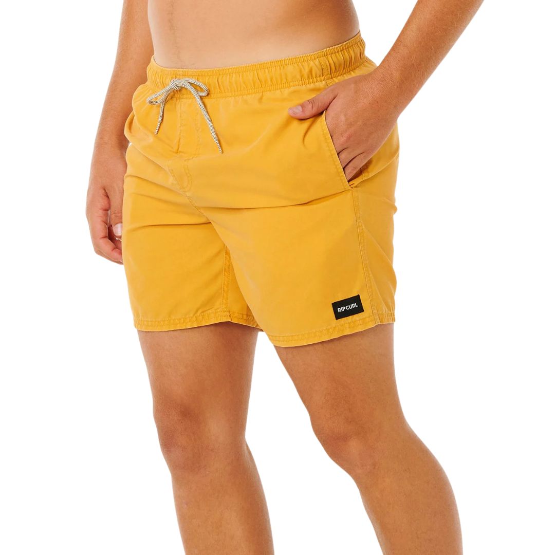 Bañador Rip Curl Boardshort Offset Washed Volley 16" color Golden Hour, vista lateral con bolsillo lateral y etiqueta tejida en pierna izquierda.