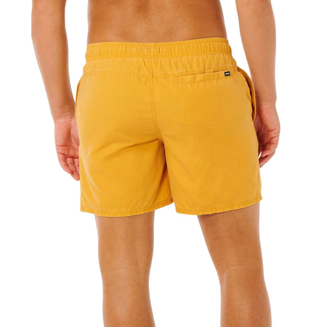 Bañador Rip Curl Boardshort Offset Washed Volley 16" Golden Hour, vista trasera con bolsillo trasero de velcro y etiqueta tejida en cintura.