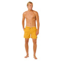 Hombre con bañador Rip Curl Boardshort Offset Washed Volley 16