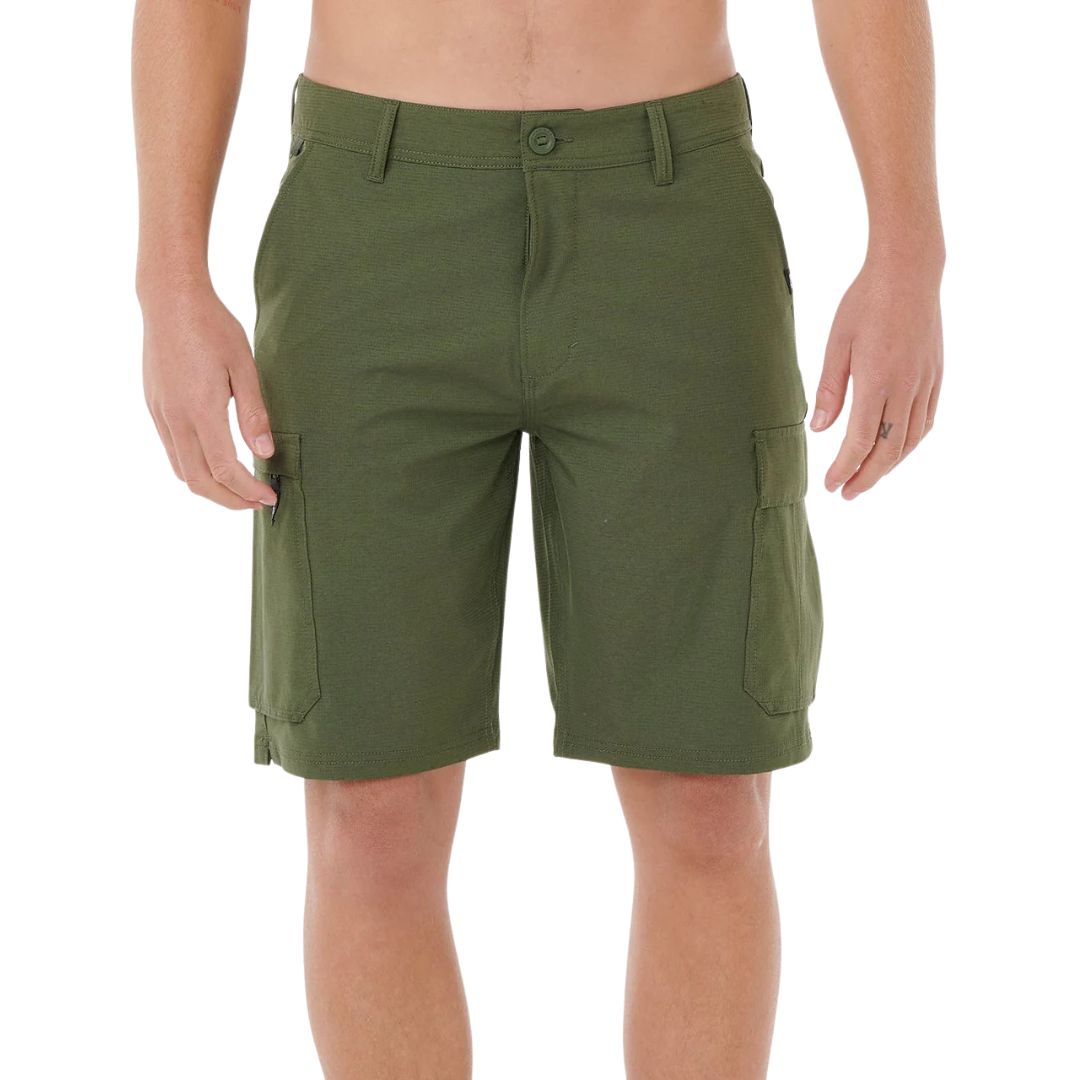 Bermuda híbrida surf Rip Curl Boardwalk Cargo Clásico 20 verde oliva oscuro, vista frontal con bolsillos cargo en pierna, cremallera lateral y botón.