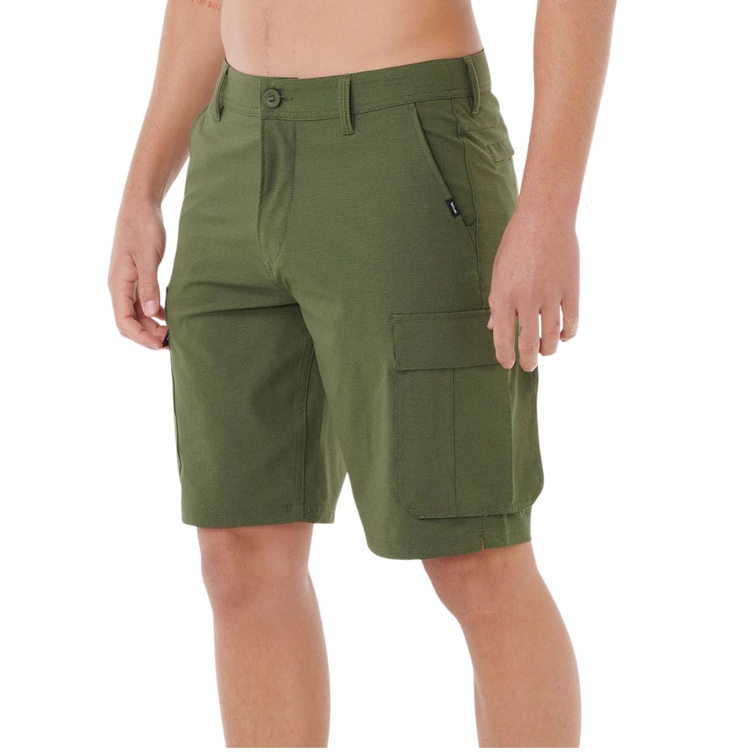 Bermuda híbrida surf Rip Curl Boardwalk Cargo Clásico 20 verde oliva oscuro, vista lateral con bolsillo cargo, cremallera lateral y botón en cintura.