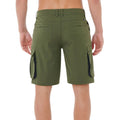 Bermuda híbrida surf Rip Curl Boardwalk Cargo Clásico 20 verde oliva oscuro, vista trasera con bolsillos de ojal, bolsillos cargo y malla de drenaje negra.