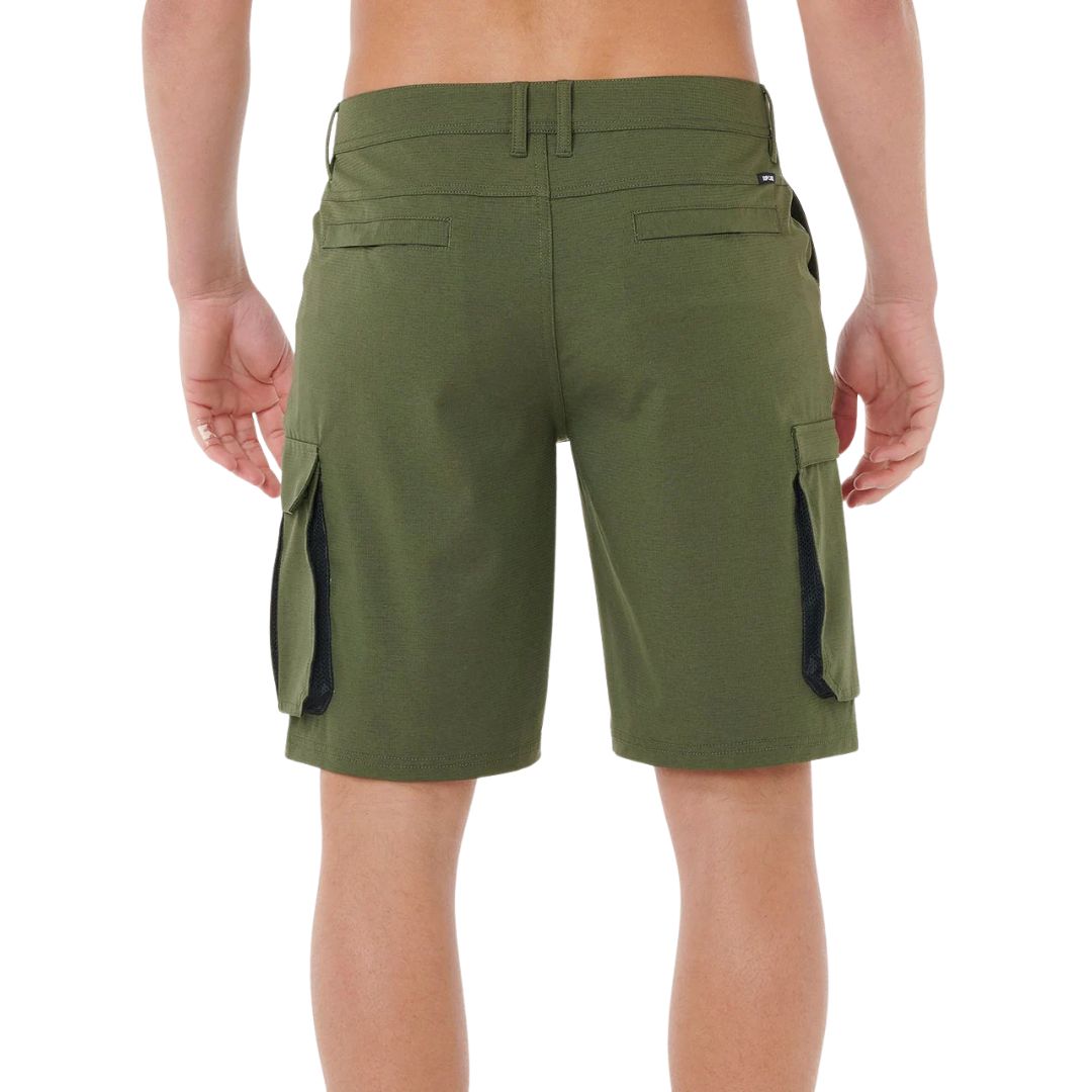 Bermuda híbrida surf Rip Curl Boardwalk Cargo Clásico 20 verde oliva oscuro, vista trasera con bolsillos de ojal, bolsillos cargo y malla de drenaje negra.