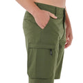 Detalle lateral bermuda Rip Curl Boardwalk Cargo Clásico 20 verde oliva oscuro, bolsillo cargo con etiqueta tejida y bolsillo delantero en diagonal.