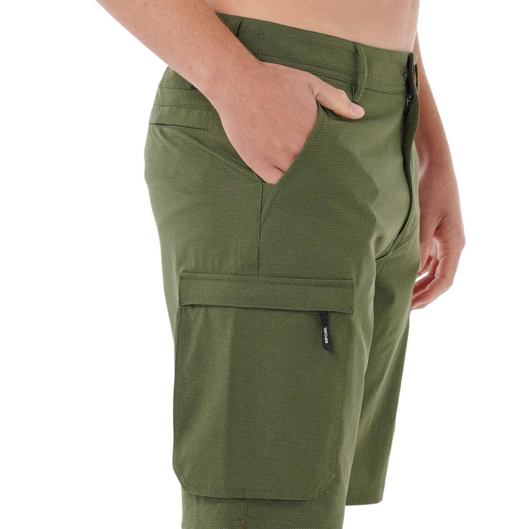 Detalle lateral bermuda Rip Curl Boardwalk Cargo Clásico 20 verde oliva oscuro, bolsillo cargo con etiqueta tejida y bolsillo delantero en diagonal.