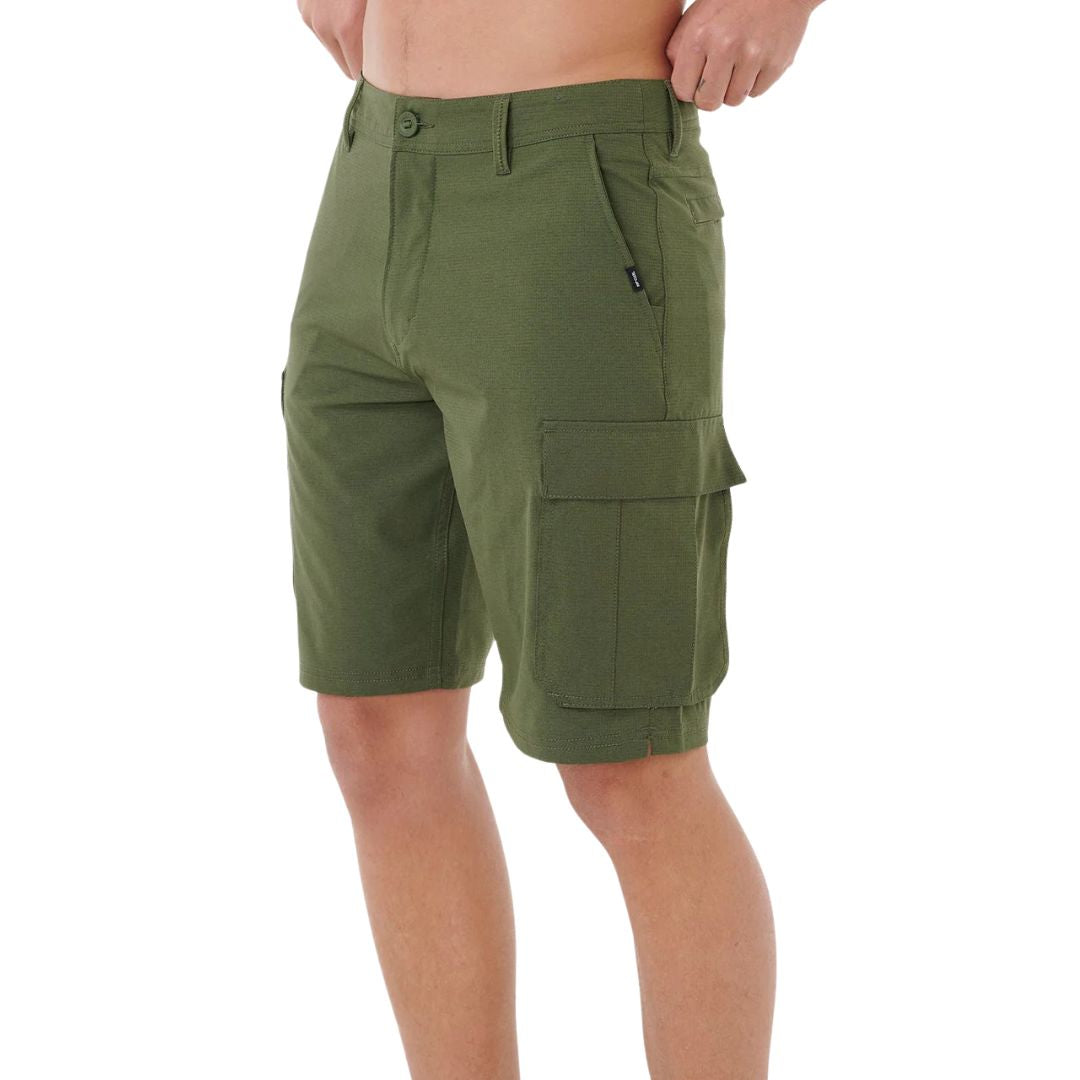 Bermuda híbrida surf Rip Curl Boardwalk Cargo Clásico 20 verde oliva oscuro, vista lateral con ajuste en cintura, botón verde y bolsillo cargo en pierna.
