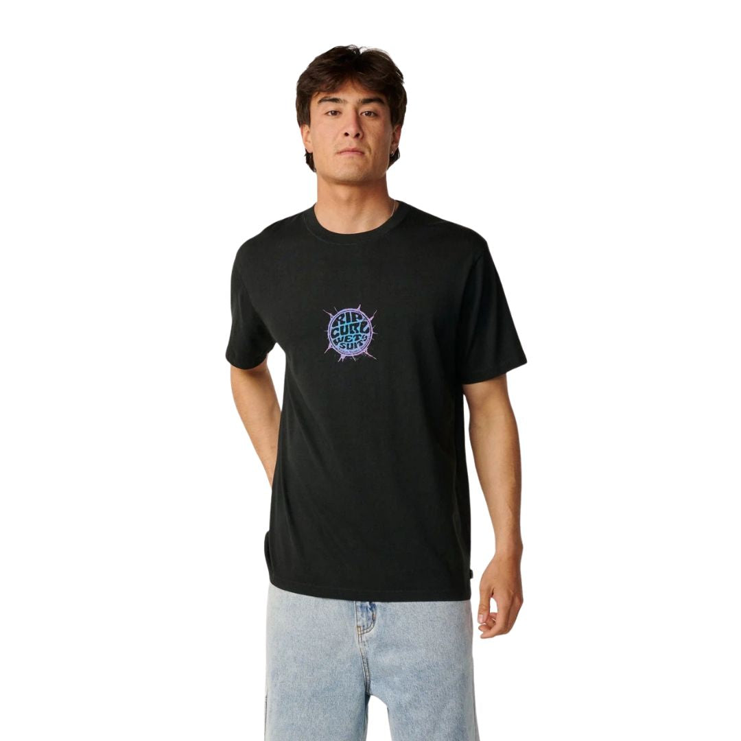 Camiseta Rip Curl Ice Break en negro lavado (Washed Black), vista frontal de busto con la mano en el bolsillo del pantalón, mostrando el mismo logo circular Wet Suits estampado.