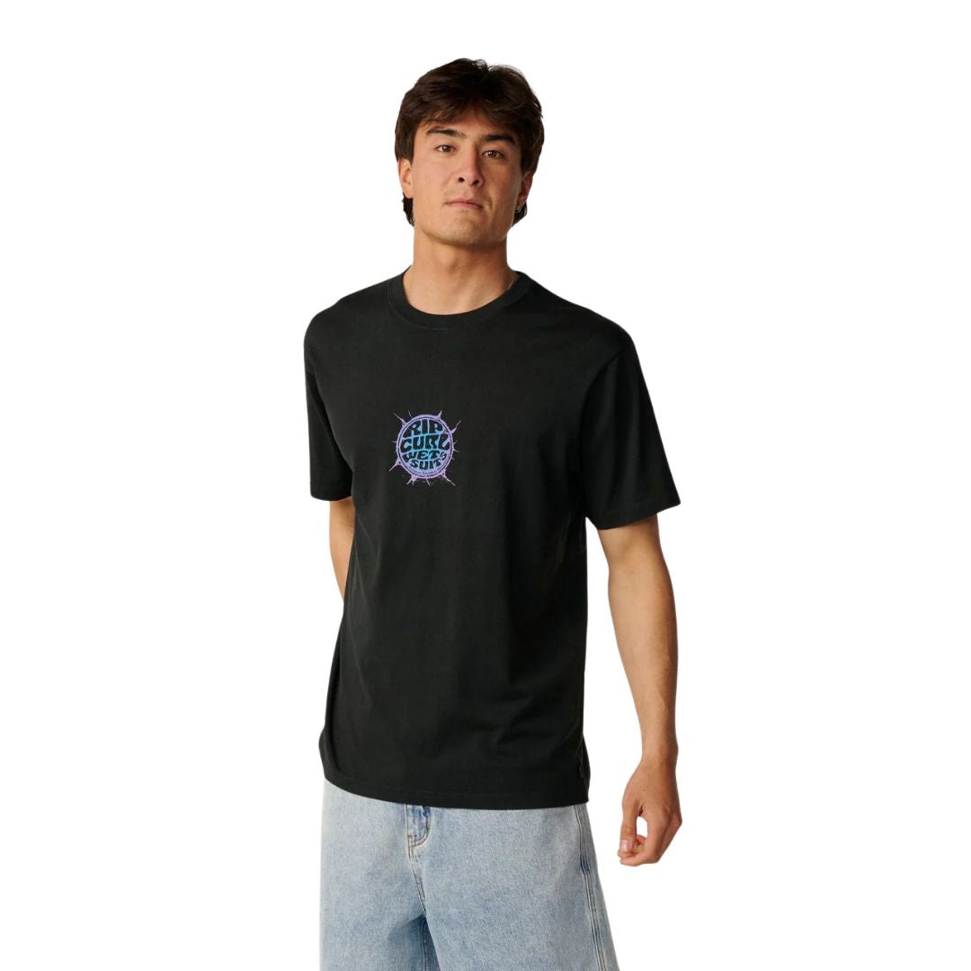Camiseta Rip Curl Ice Break en negro lavado (Washed Black), vista frontal de busto con el cuello redondo, la manga corta y el logo circular Wet Suits centrado sobre el pecho.