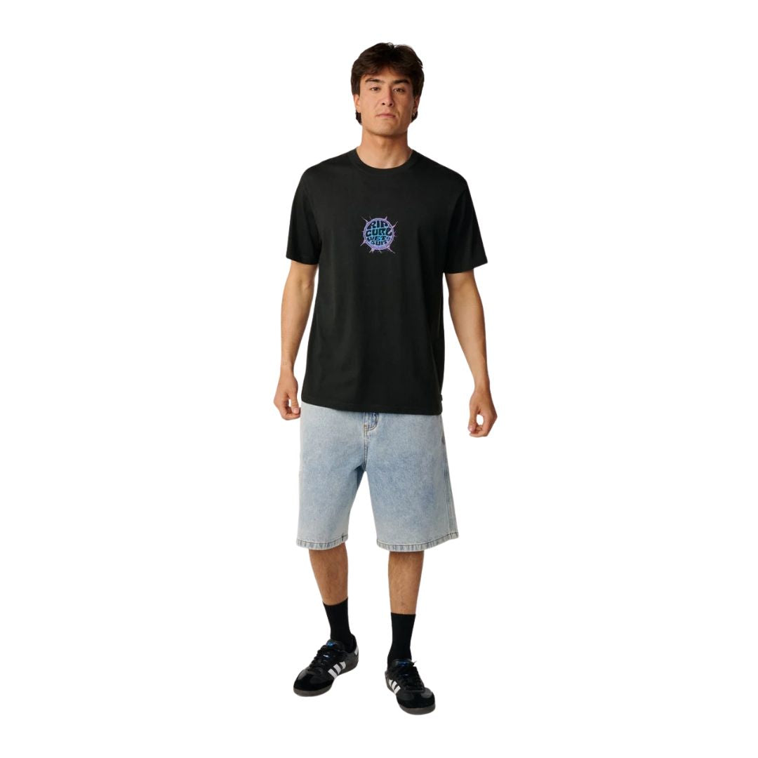 Camiseta Rip Curl Ice Break en negro lavado (Washed Black), vista frontal de cuerpo entero, corte amplio, combinada con bermuda denim clara y zapatillas para ver la caída relajada.