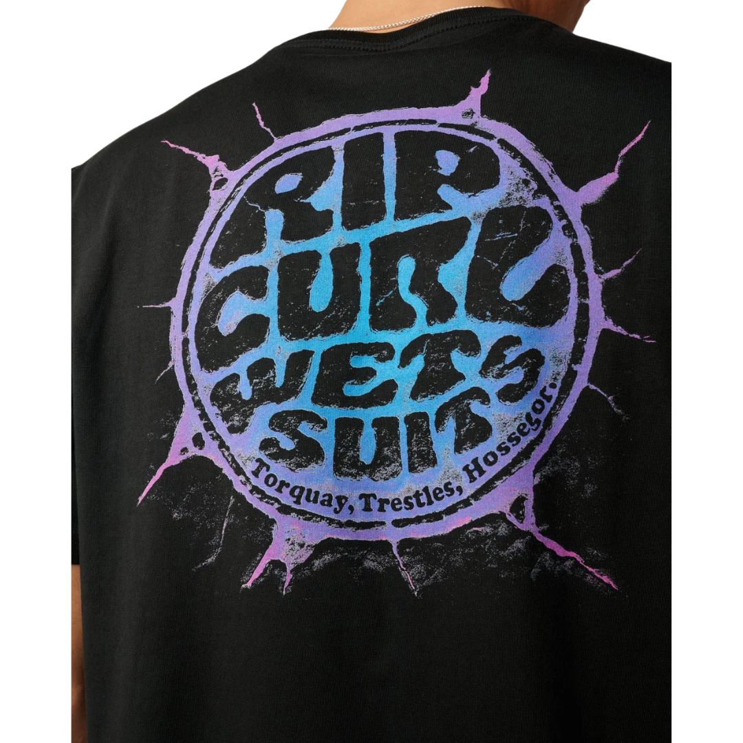 Camiseta Rip Curl Ice Break en negro lavado (Washed Black), vista de detalle de la espalda con el logo circular Rip Curl Wet Suits Torquay Trestles Hossegor estampado en gran formato.