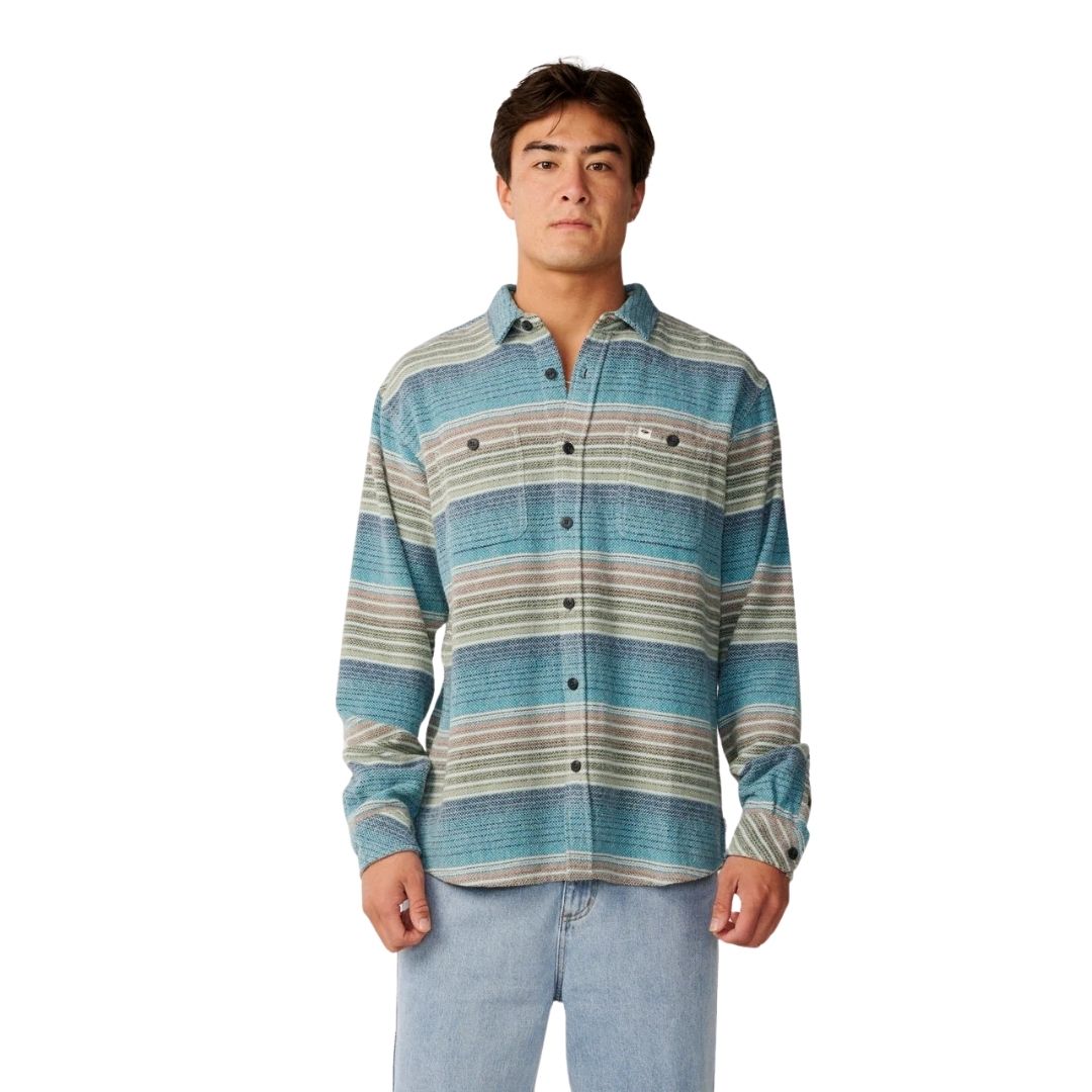 Camisa Rip Curl Classic Surf Baja Flannel Dusty Jade vista de frente centrada, botonadura completa cerrada, bolsillos de parche a juego y combinada con vaqueros claros de estilo holgado.