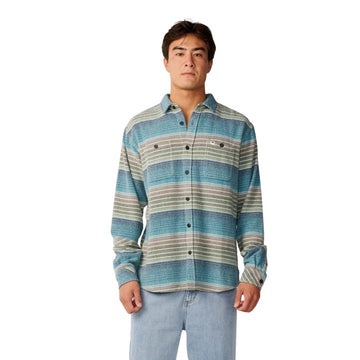 Camisa Rip Curl Classic Surf Baja Flannel Dusty Jade vista de frente centrada, botonadura completa cerrada, bolsillos de parche a juego y combinada con vaqueros claros de estilo holgado.