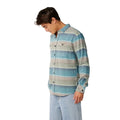 Vista de perfil de la camisa Rip Curl Classic Surf Baja Flannel Dusty Jade con corte amplio, mangas largas y puño abotonado, luciendo el degradado de rayas jaspeadas en tonos costeros.