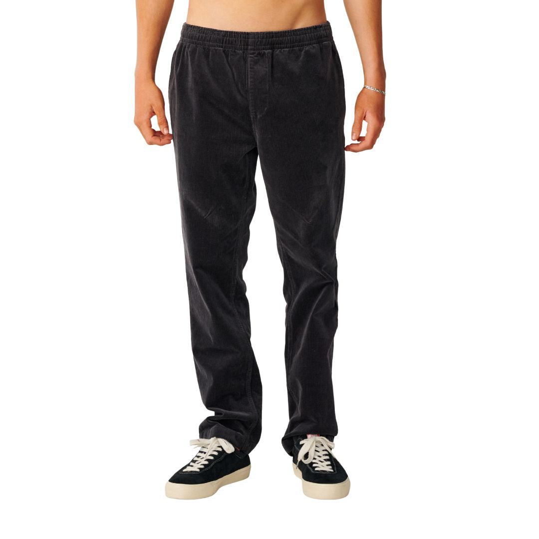 Pantalón de pana Rip Curl Classic Surf Cord Beach Pant en Washed Black, vista frontal con cintura elástica y cordón de ajuste visible.
