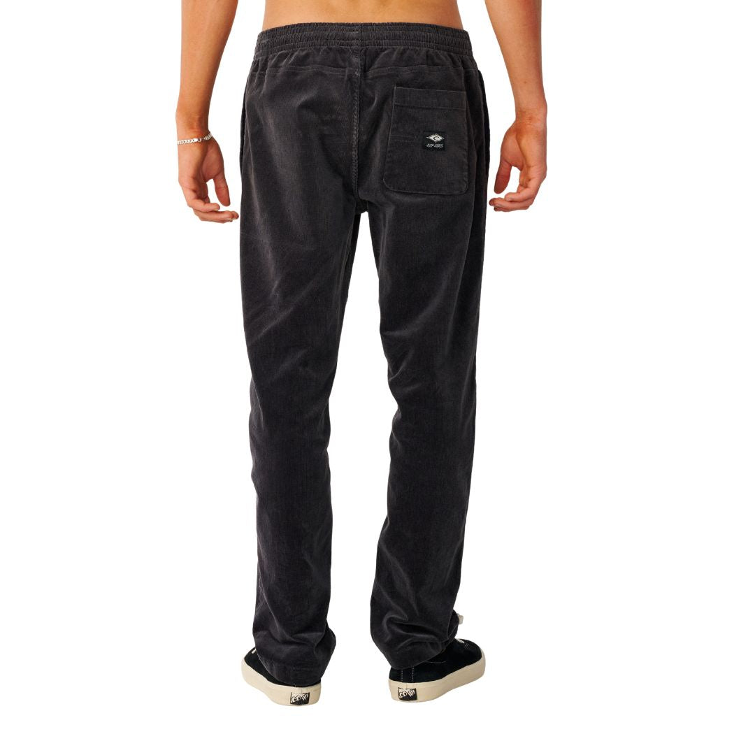 Pantalón Rip Curl Classic Surf Cord Beach Pant en Washed Black, vista trasera con el bolsillo con solapa y la etiqueta tejida Rip Curl.