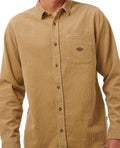 Hombre con la camisa de pana Rip Curl Classic Surf Cord Shirt Caqui oscuro frontal