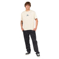 Imagen de modelo masculino con pantalón Rip Curl Classic Surf Double Cord color hueso, look relajado y urbano.