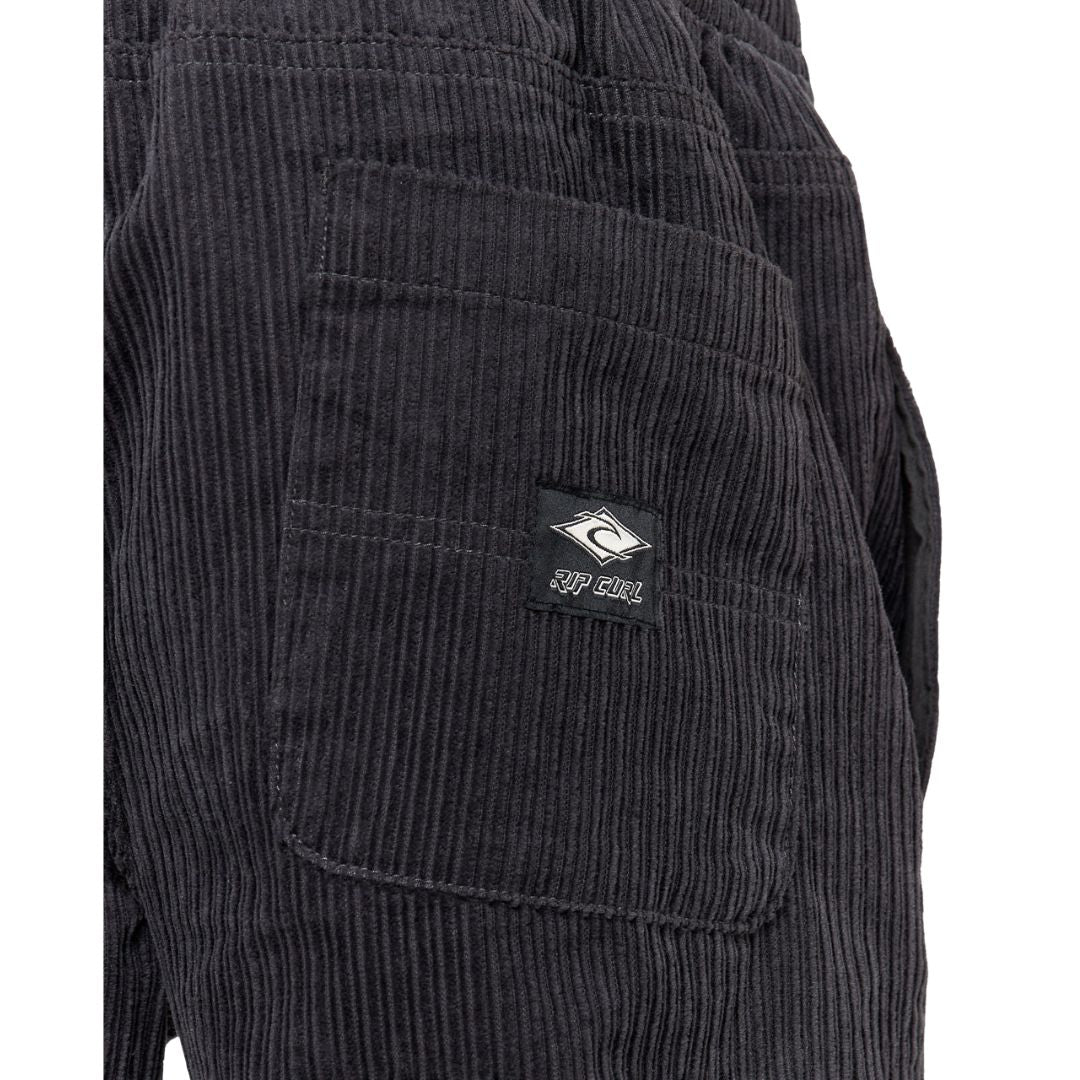Pantalón Rip Curl Classic Surf Double Cord en color negro, detalle de bolsillo trasero con logo bordado.