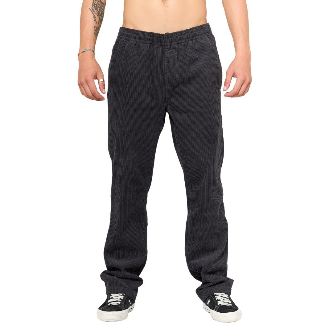 Vista frontal del pantalón Rip Curl Classic Surf Double Cord en color negro, ideal para looks relajados.