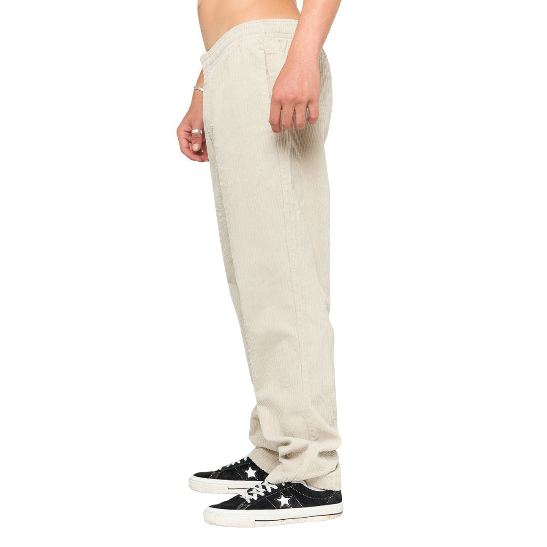 Vista lateral del pantalón Rip Curl Classic Surf Double Cord en color hueso, mostrando caída recta y ajuste cómodo.