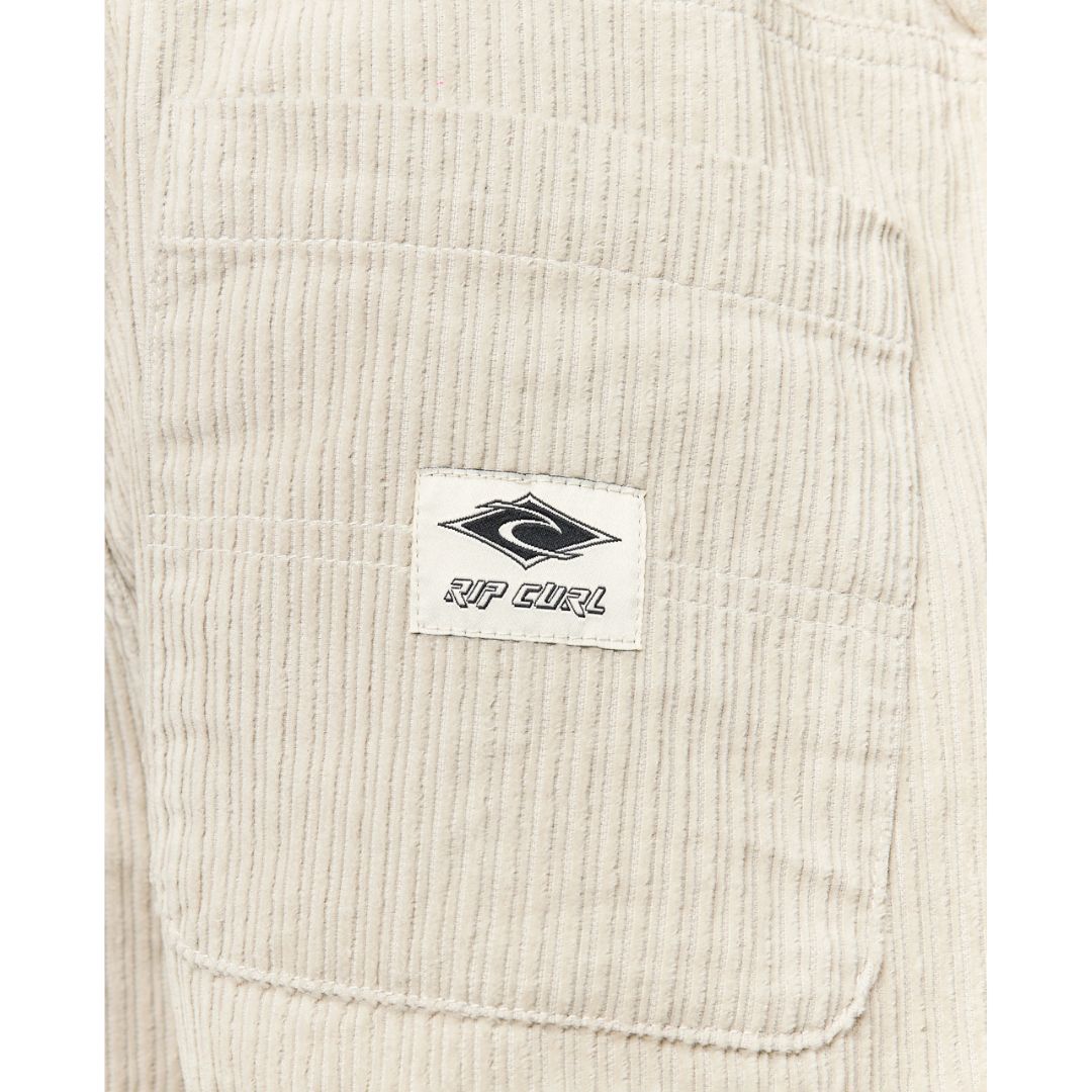 Pantalón Rip Curl Classic Surf Double Cord en color hueso, detalle de bolsillo trasero con logo bordado.
