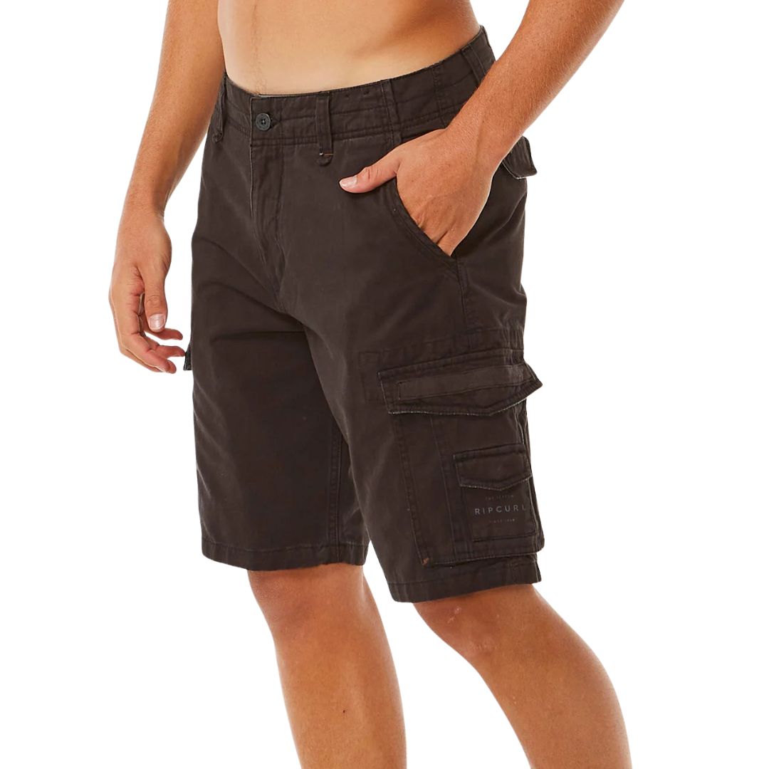 Pantalón corto cargo Rip Curl Classic Surf Trail negro washed, vista lateral con logo serigrafiado en bolsillo cargo, botón metálico y relaxed fit.
