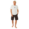 Pantalón corto cargo Rip Curl Classic Surf Trail negro washed, vista frontal completa con camiseta blanca, relaxed fit y bolsillos cargo laterales.