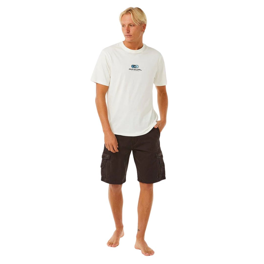 Pantalón corto cargo Rip Curl Classic Surf Trail negro washed, vista frontal completa con camiseta blanca, relaxed fit y bolsillos cargo laterales.