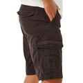 Detalle lateral de pantalón cargo Rip Curl Classic Surf Trail negro washed, bolsillo cargo doble con solapa y textura algodón twill stone wash.