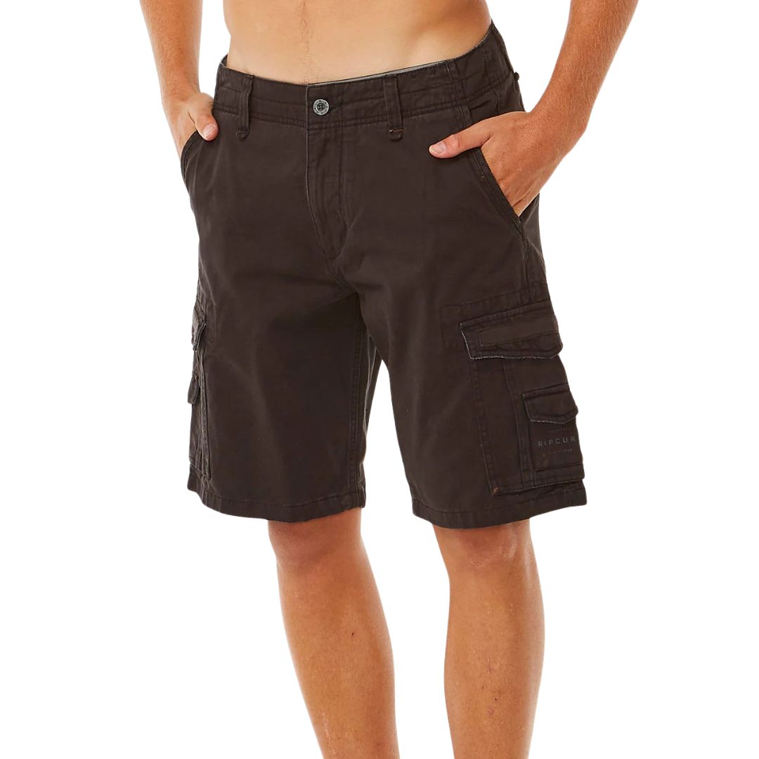 Pantalón corto cargo Rip Curl Classic Surf Trail negro washed, vista frontal con cierre de botón, bolsillos laterales y logo serigrafiado Rip Curl.