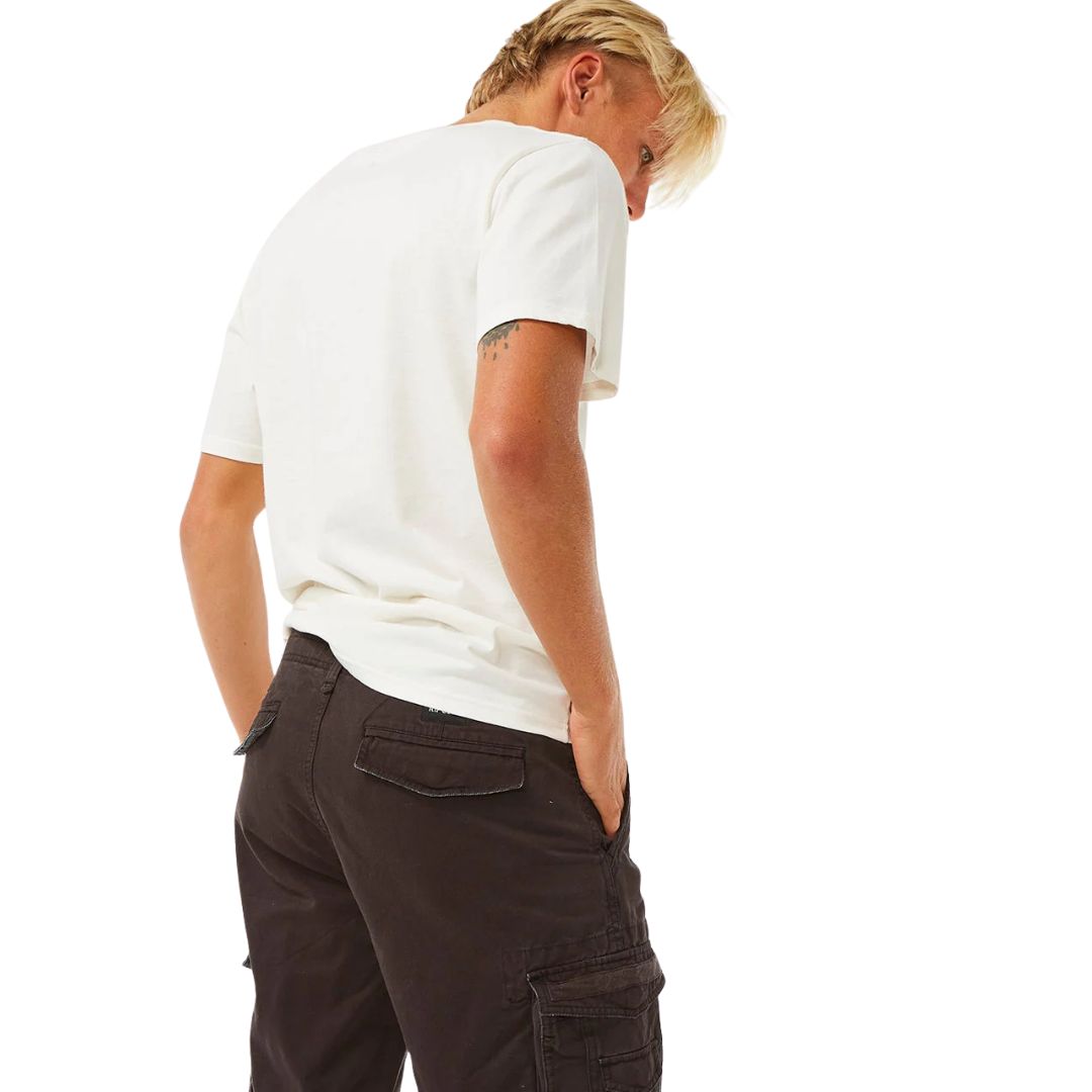 Pantalón corto cargo Rip Curl Classic Surf Trail negro washed, vista trasera con camiseta blanca, bolsillo trasero con solapa y etiqueta Rip Curl.