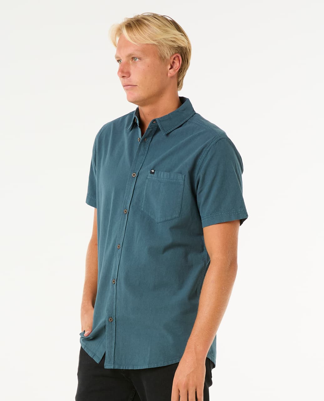 Camisa de manga corta Rip Curl Classic Surf Washed vista de frente, estilo casual y tejido ligero.