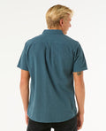 Parte trasera de la camisa Rip Curl Classic Surf Washed, diseño relajado y tejido lavado para mayor comodidad.