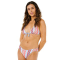Mujer con conjunto bikini Rip Curl Coastal Instinct Skimpy multicolor, vista frontal con estampado yardage boho en franjas y cobertura brasileña.