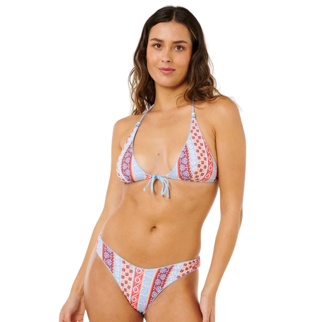 Top bikini triángulo Rip Curl Coastal Instinct multicolor con lazada delantera azul, estampado yardage boho y braguita Skimpy a juego.