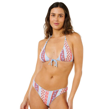Top bikini triángulo Rip Curl Coastal Instinct multicolor con lazada delantera azul, estampado yardage boho y braguita Skimpy a juego.