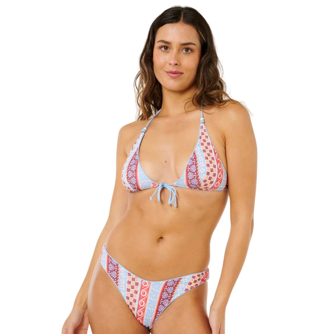 Top bikini triángulo surf Rip Curl Coastal Instinct multicolor, vista frontal con lazada delantera azul y tirantes ajustables con conjunto a juego.