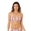 Top bikini triángulo Rip Curl Coastal Instinct multicolor, plano medio con lazada delantera azul cielo y estampado yardage boho en franjas vibrantes.