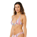 Top bikini triángulo surf Rip Curl Coastal Instinct multicolor, vista lateral con tirantes ajustables y lazada delantera azul sobre estampado boho.