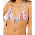 Detalle del top bikini triángulo Rip Curl Coastal Instinct multicolor con estampado yardage boho en franjas florales y geométricas y lazada azul.