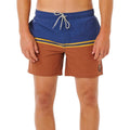 Bañador surf Rip Curl Combine Volley baked clay, vista frontal con color block azul marino y terracota, rayas doradas bordadas en diagonal e insignia Rip Curl.