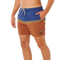 Bañador surf Rip Curl Combine Volley baked clay, vista lateral con color block azul marino y terracota, rayas doradas bordadas y badge circular Rip Curl Surf Co.